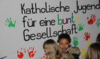 Banner mit Spruch und Kinder davor