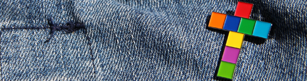 Kreuz als Pin auf einer Jeansjacke