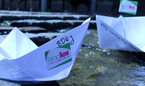zwei Papierboote mit Fahne "randlos"