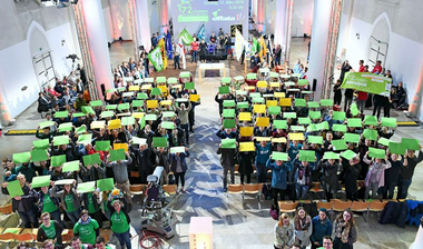 Mit einem Fernsehgottesdienst in der Jugendkirche effata[!], den das ZDF am Sonntagmorgen live übertragen hat, stimmten sich hunderte junge Menschen auf die bevorstehende 72-Stunden-Aktion ein.
