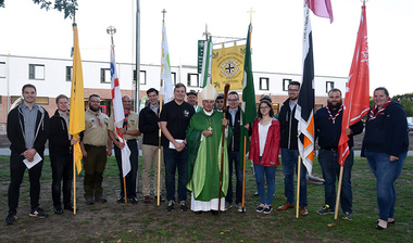 Bischof Felix mit BKDJ-Bannern vor dem Jugendhof