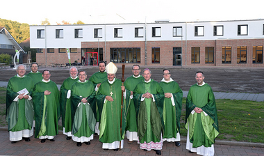 Bischof mit Geistlichen vor dem neuen Jugendhof