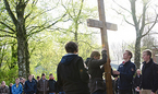 Jugendliche tragen das Kreuz beim ökumenischen Kreuzweg der Jugend. 