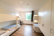 Eines der modernen Mehrbettzimmer im Seminarhaus ©BDKJ Jugendhof Ein Mehrbettzimmer mit einem Hochbett und einem Schrank ist zu sehen